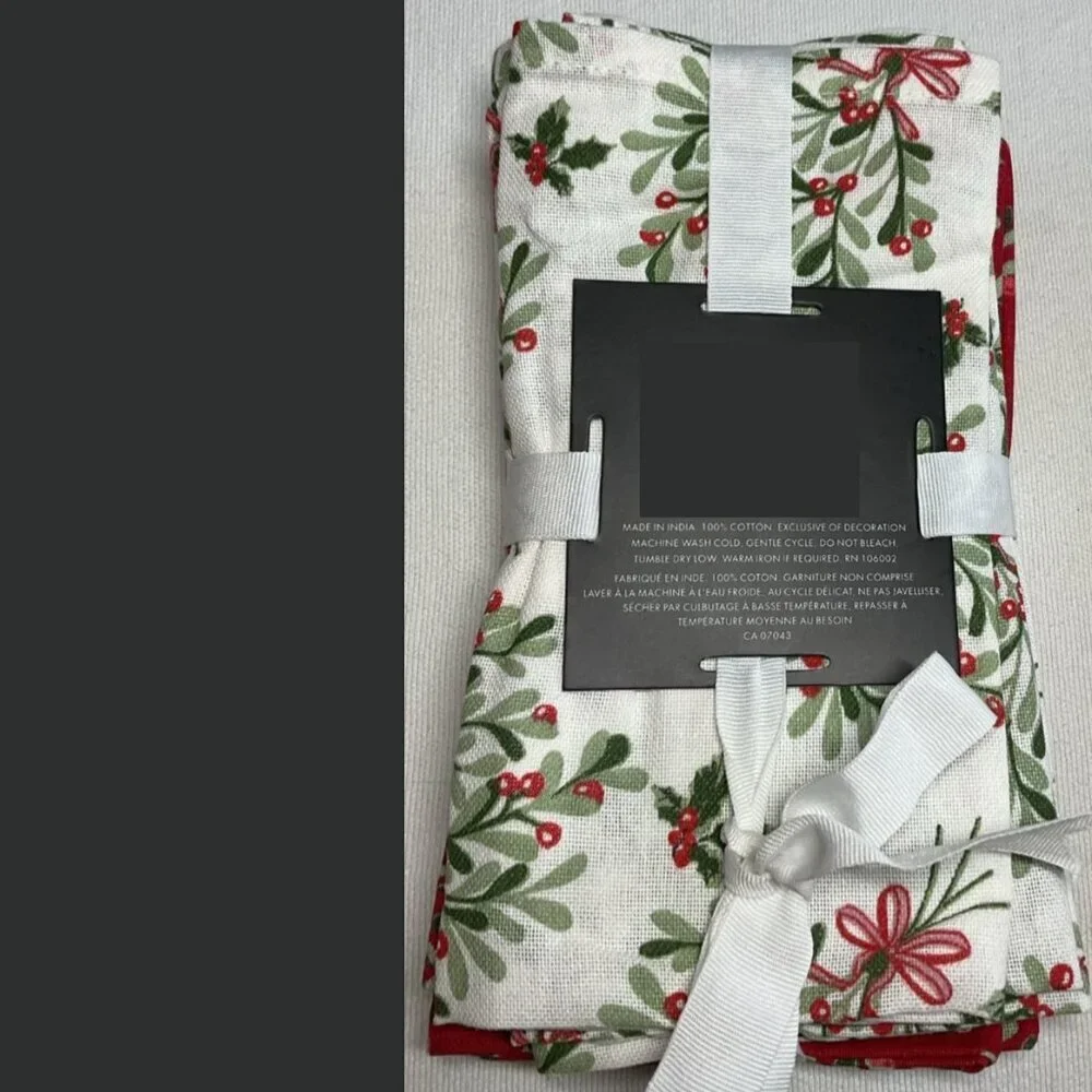 NWT TAHARI HOME CLOTH NAPKINS (8ct) RED GREEN WHITE BERRIES 18 X 18 100% COTTON